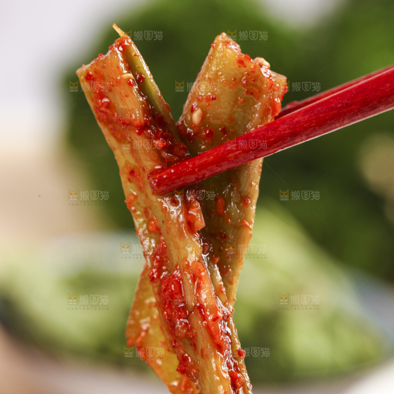 筷子上夹着红油贡菜