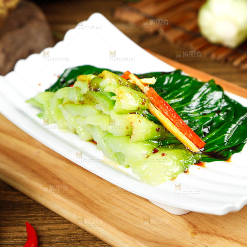 盘子里装着炒青菜