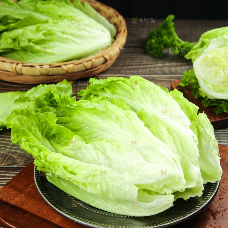 木板上放着新鲜生菜