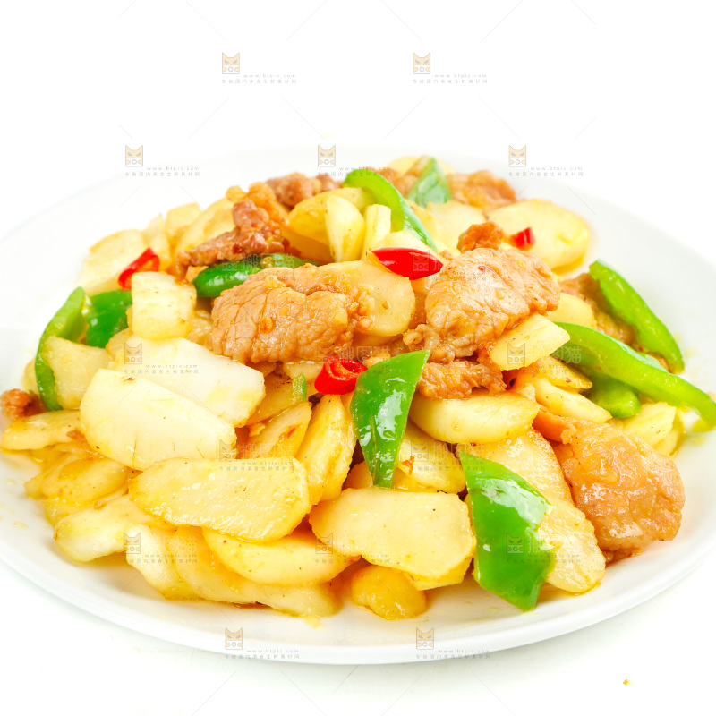 白底上放着一盘马蹄炒肉