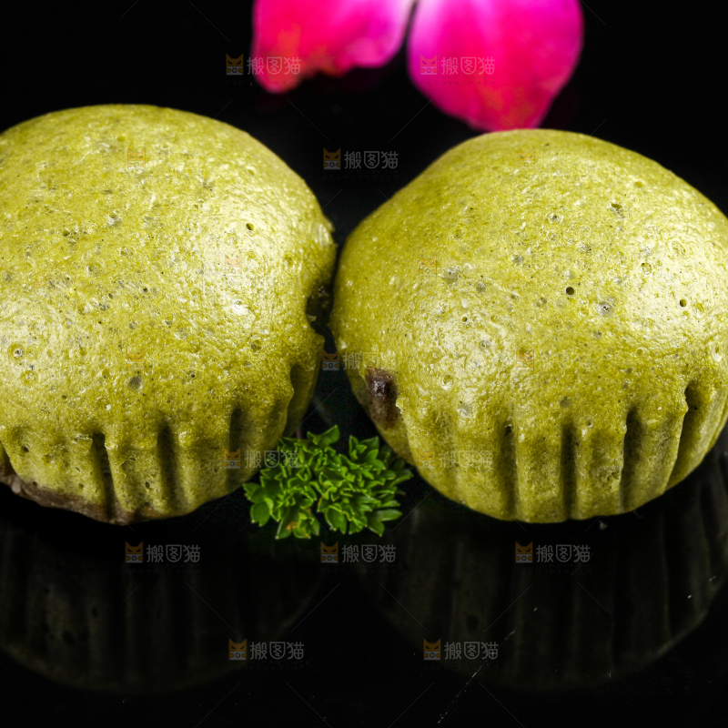 石板上放着抹茶巧克力马拉糕