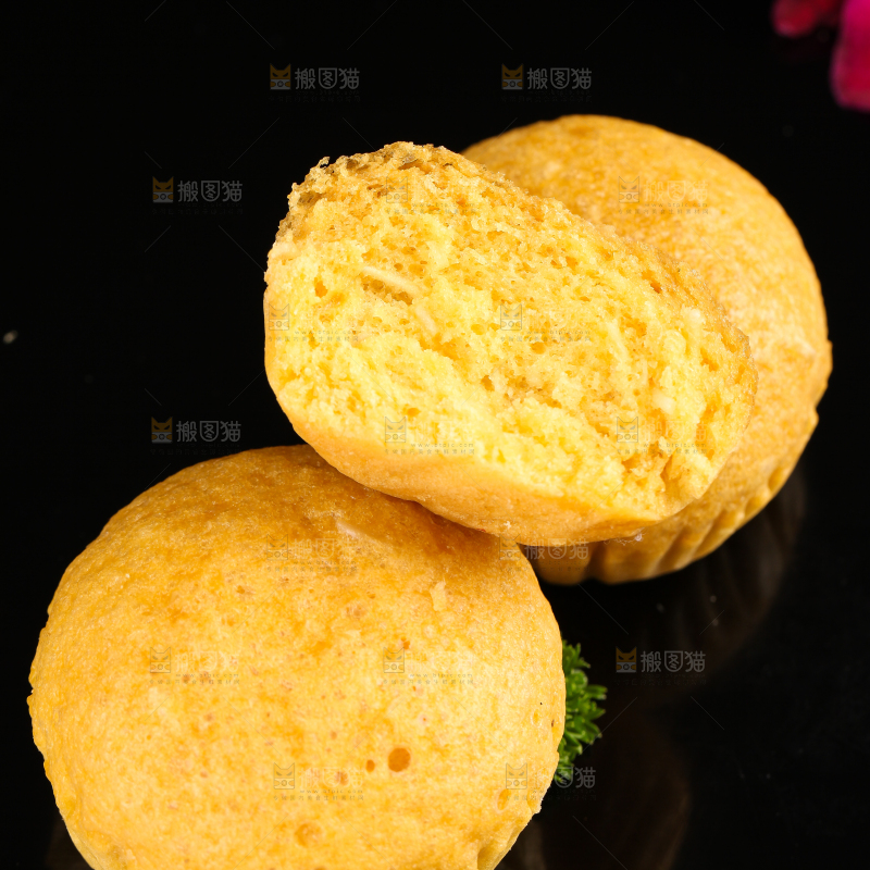 黑石板上放着广式马拉糕