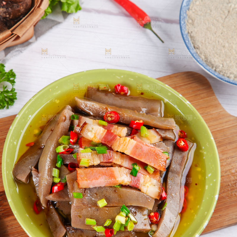 盘子里装着凉拌魔芋豆腐