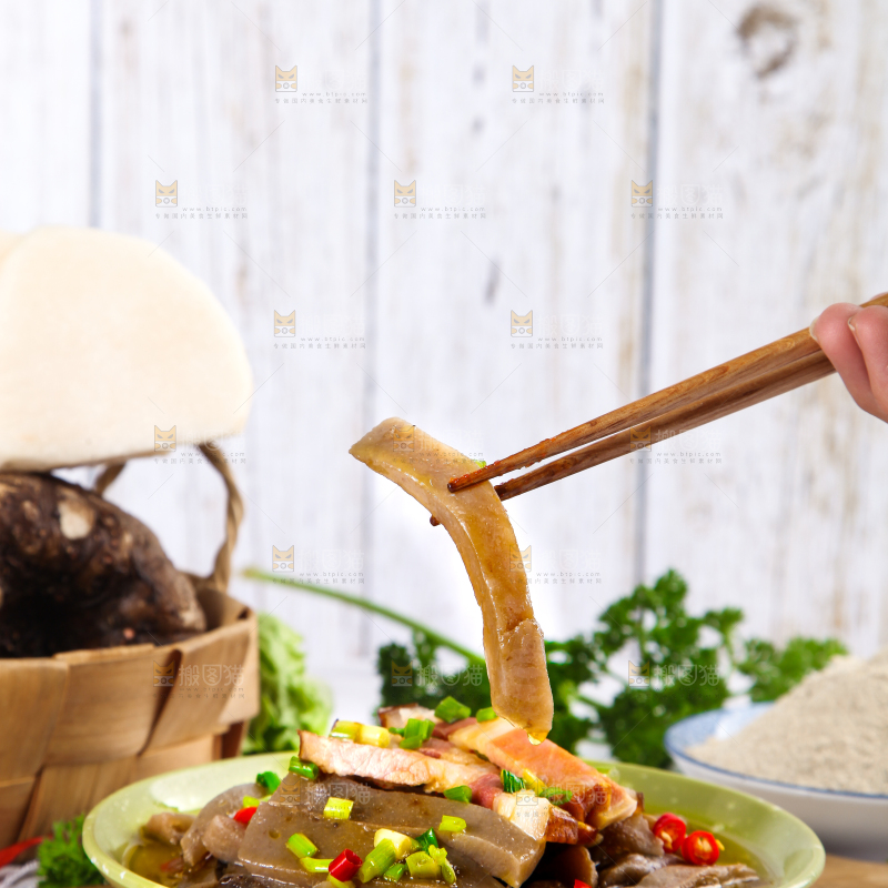 盘子里装着凉拌魔芋豆腐