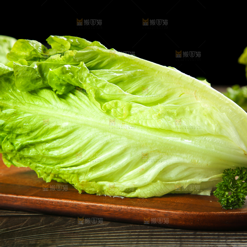 木板上放着新鲜生菜