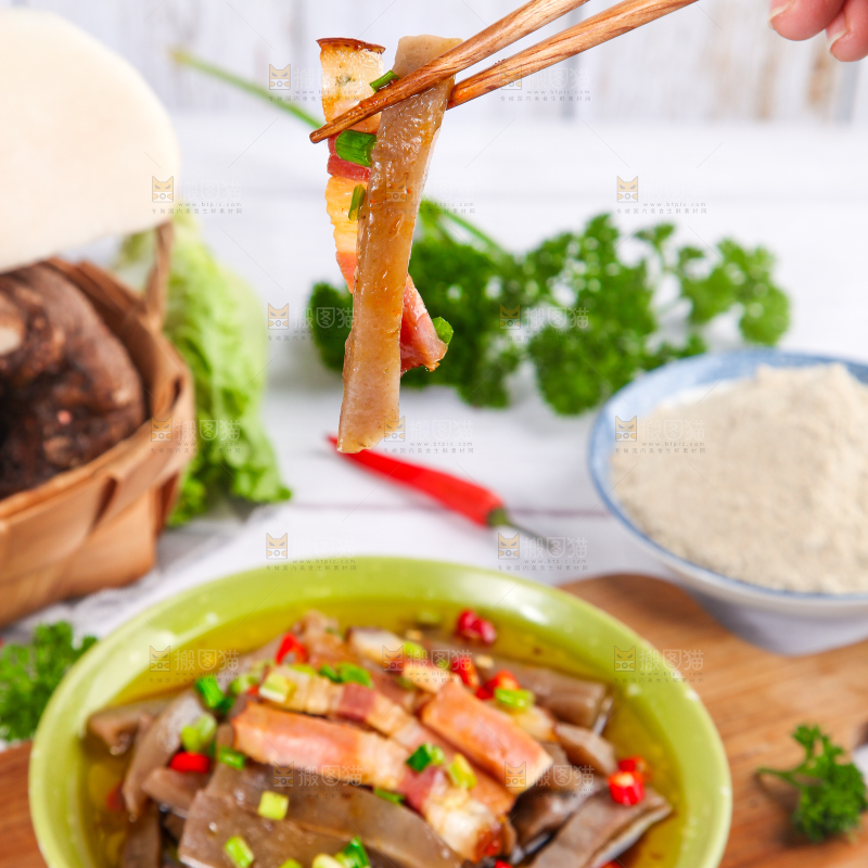 盘子里装着凉拌魔芋豆腐