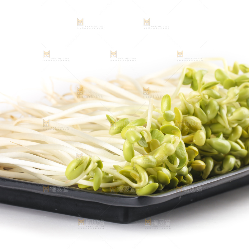 盘子里装着黄豆芽