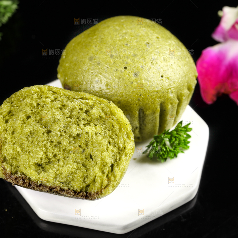 石板上放着抹茶巧克力马拉糕