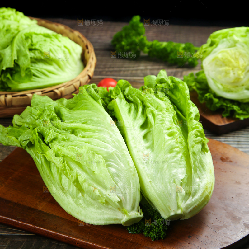 木板上放着新鲜生菜