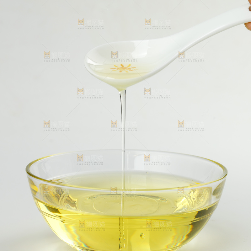 白底上放着一碗食用油