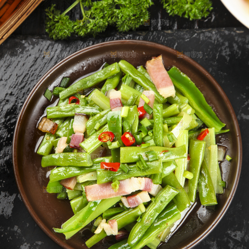 盘子里装着四季豆炒肉