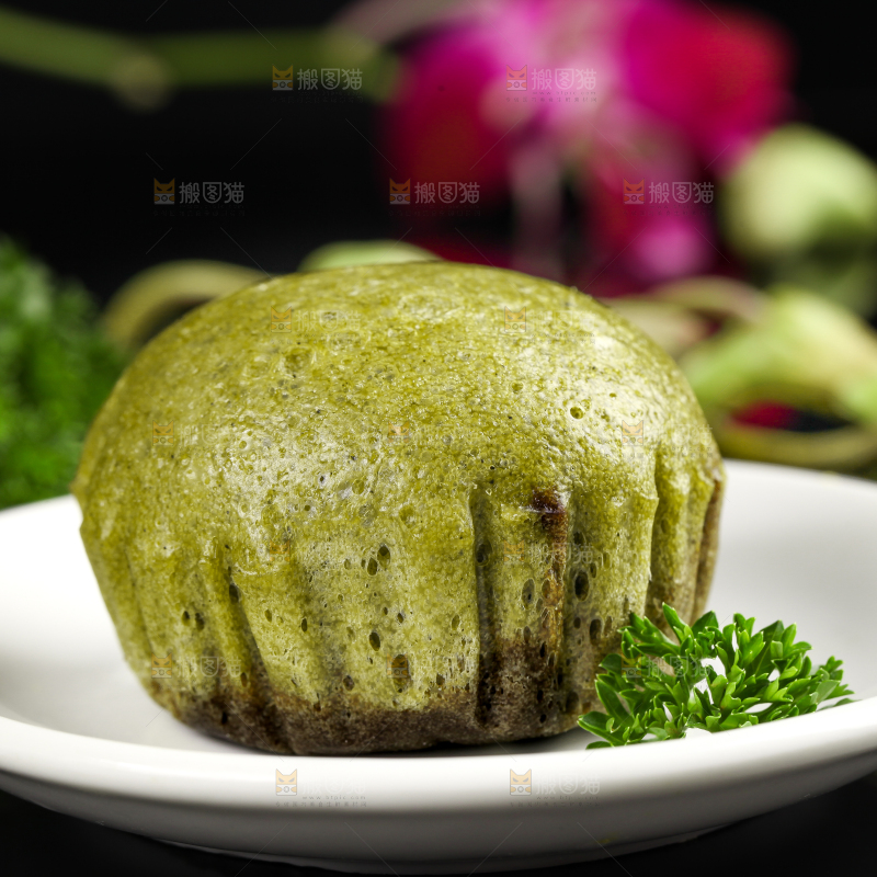 盘子里装着马拉糕