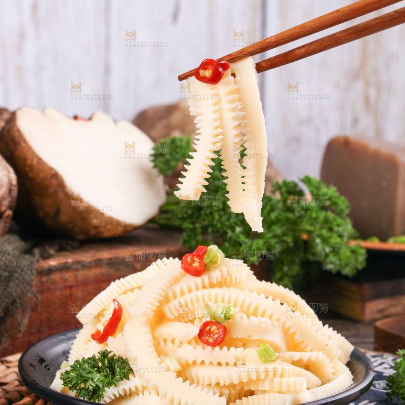 盘子里装着魔芋素肚条