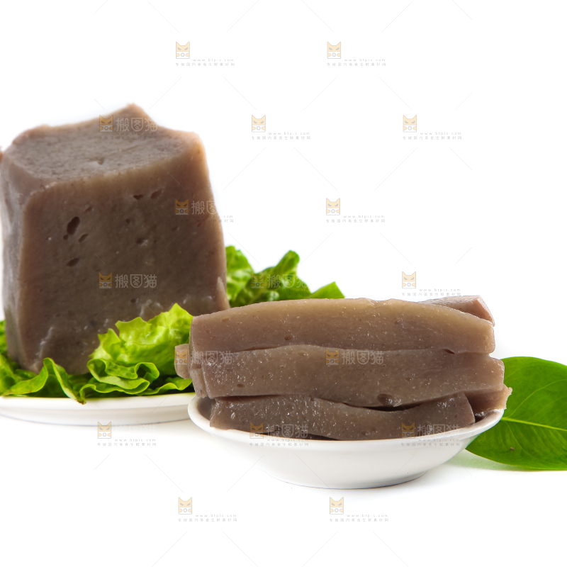 白底上放着一盘魔芋豆腐
