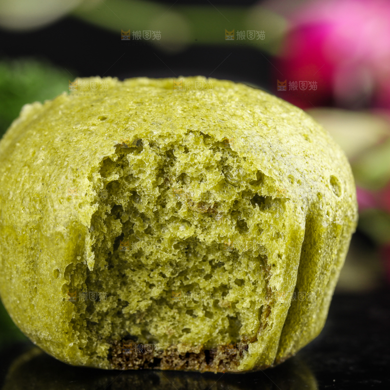 石板上放着抹茶马拉糕