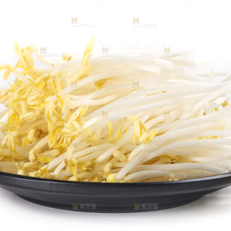 盘子里装着绿豆芽