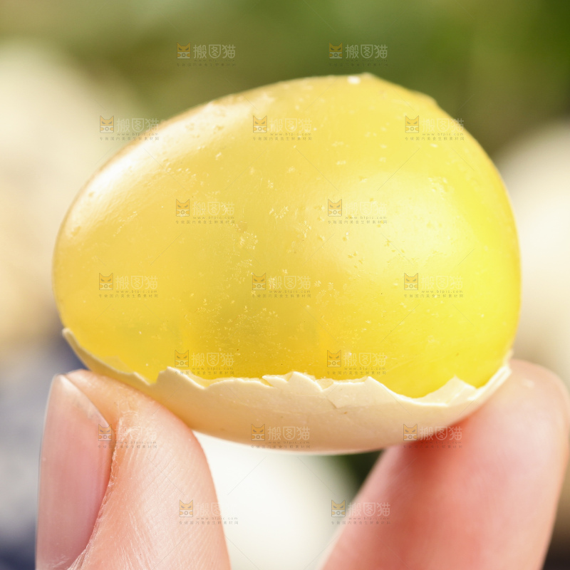 手里拿着珍珠小皮蛋