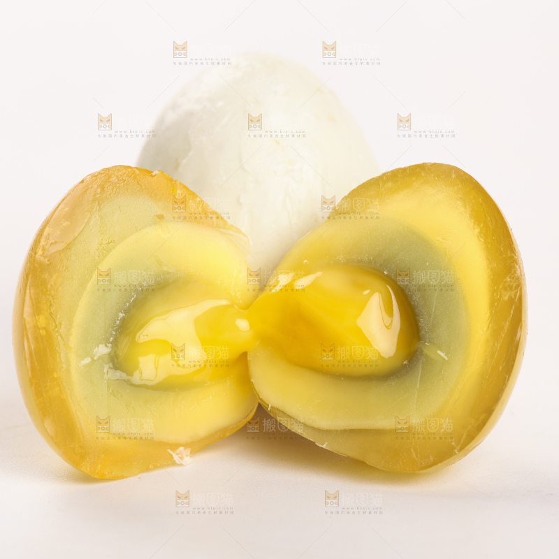 白底上放着新鲜鹌鹑皮蛋