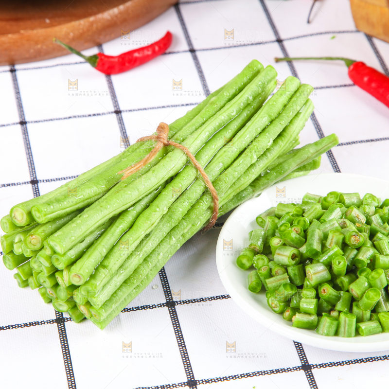 盘子里装着豇豆角
