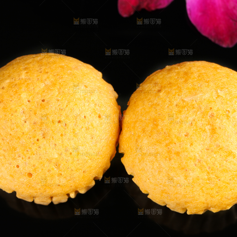 黑石板上放着广式马拉糕