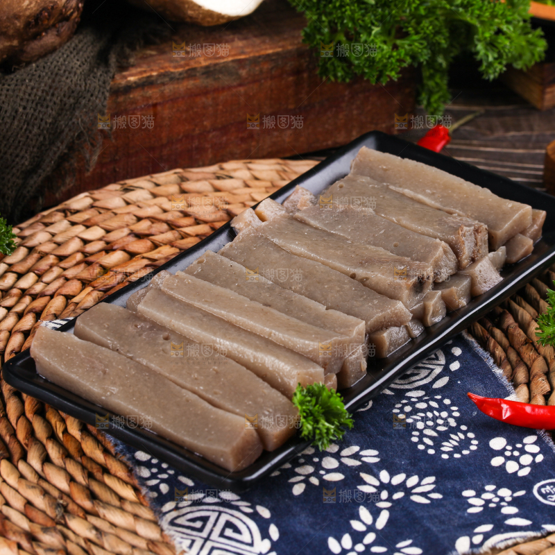 盘子里装着魔芋豆腐