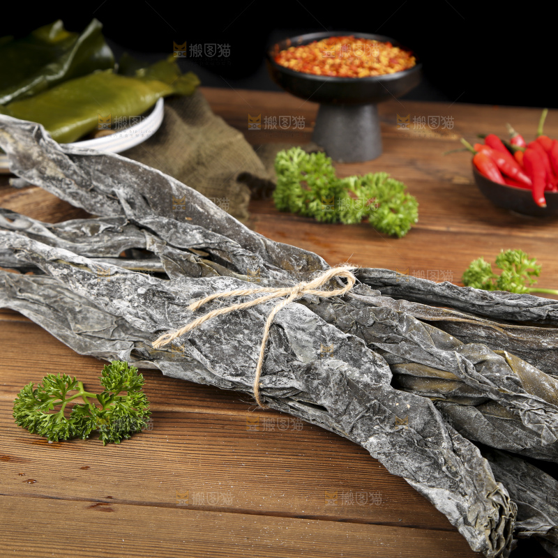 木板上放着干海带苗