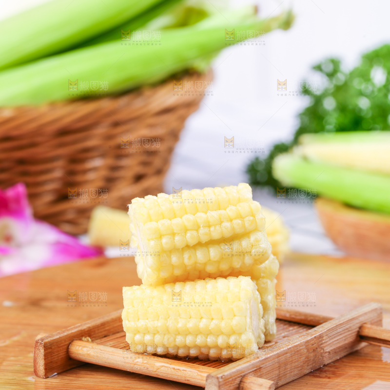 木板上放着水果玉米笋