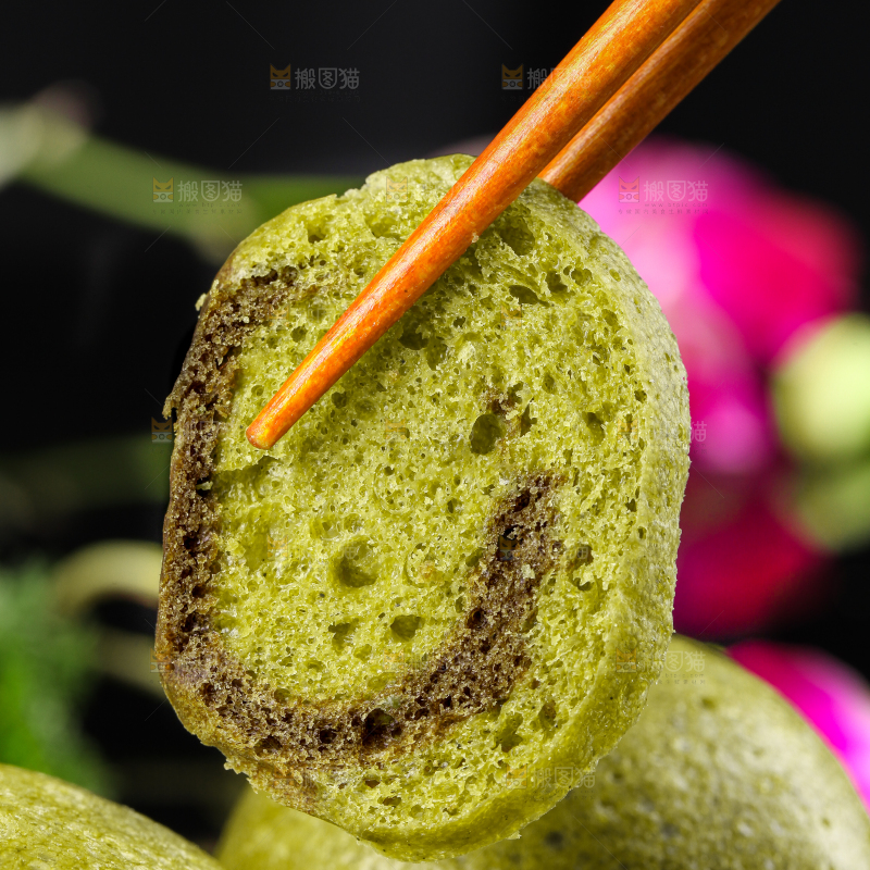 筷子上夹着马拉糕
