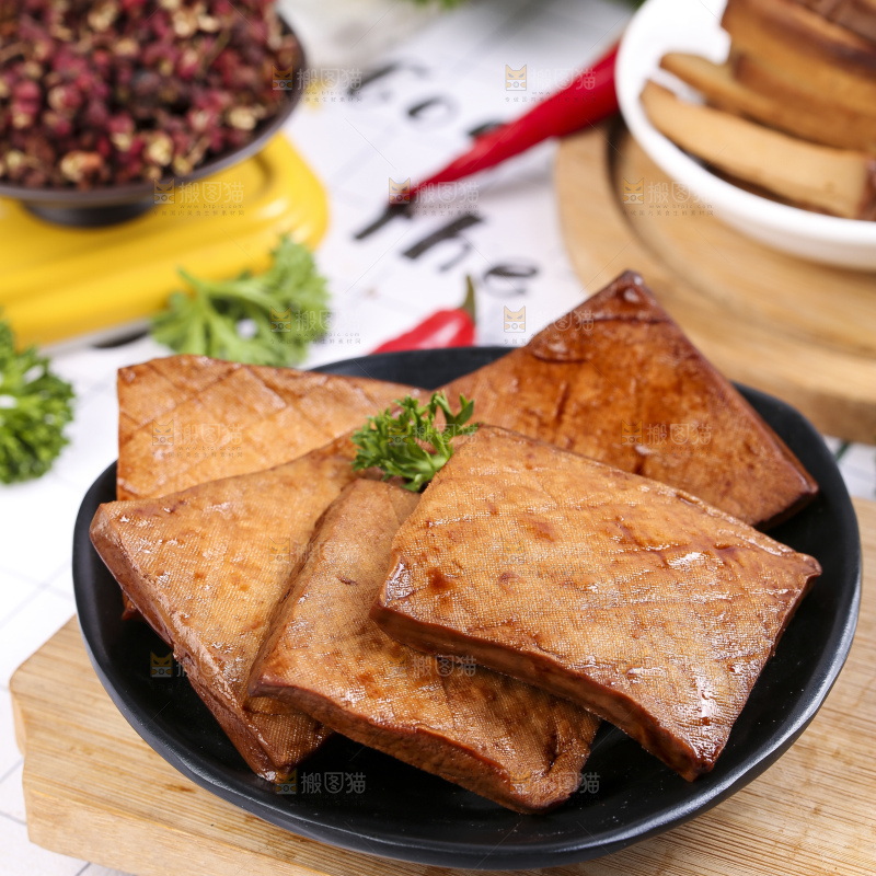 木板上放着豆干
