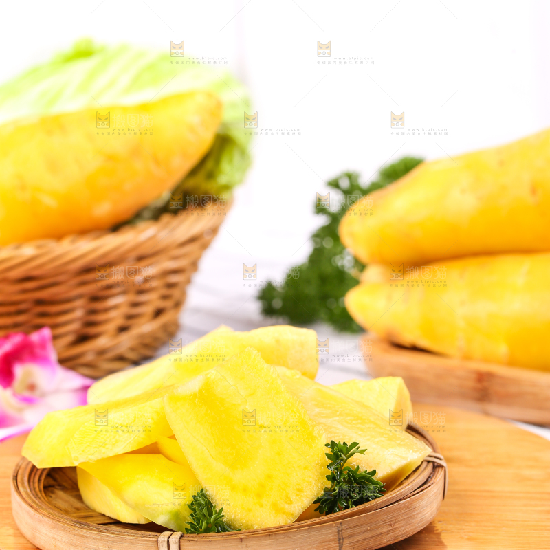 木板上的新鲜胡萝卜