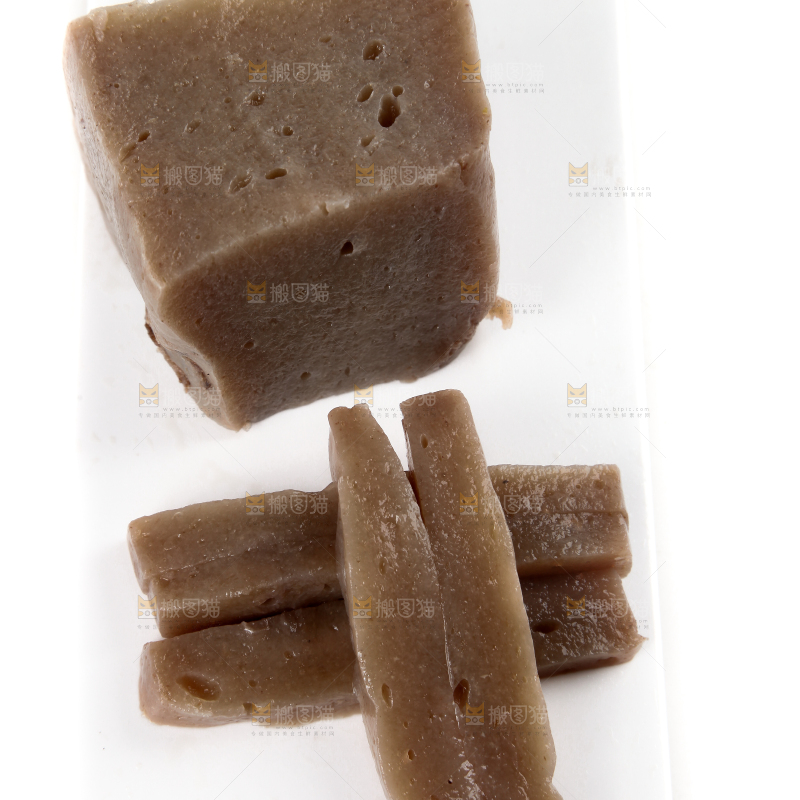 白底上放着一盘魔芋豆腐