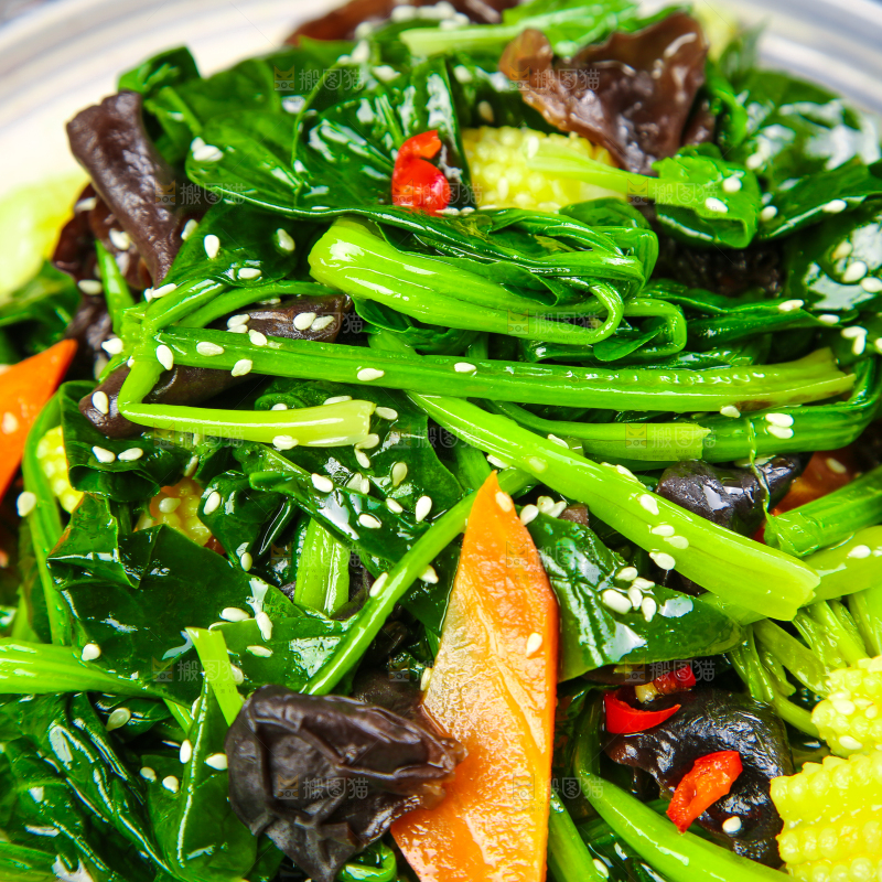 盘子里装着炒菠菜