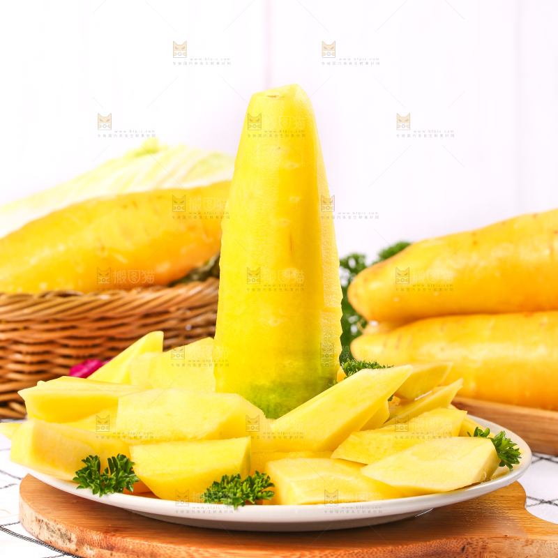 木板上的新鲜胡萝卜