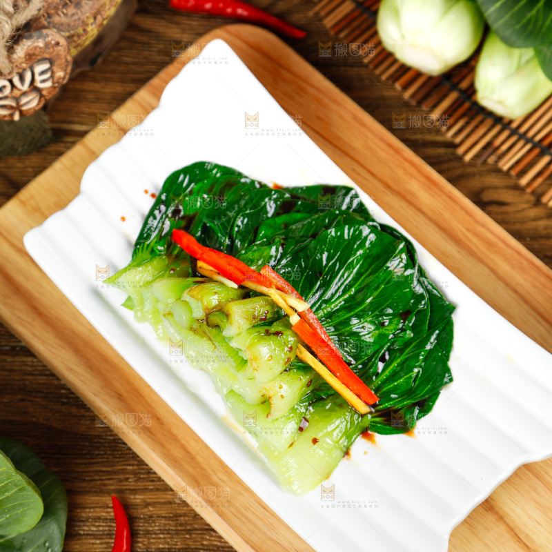 盘子里装着炒青菜