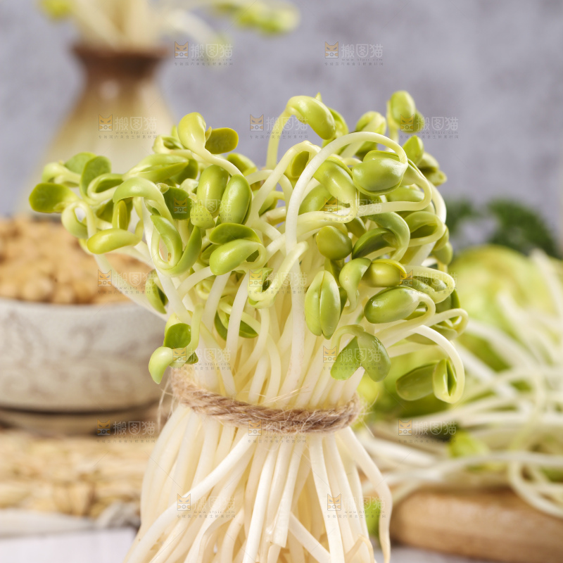 木板上放着黄豆芽