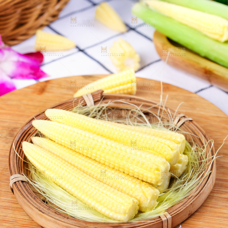 木板上放着水果玉米笋