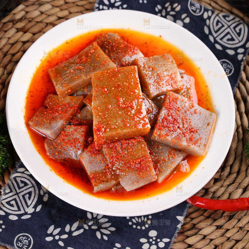 盘里装着凉拌魔芋豆腐