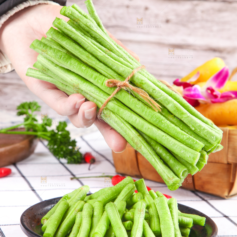 盘子里装着豇豆角