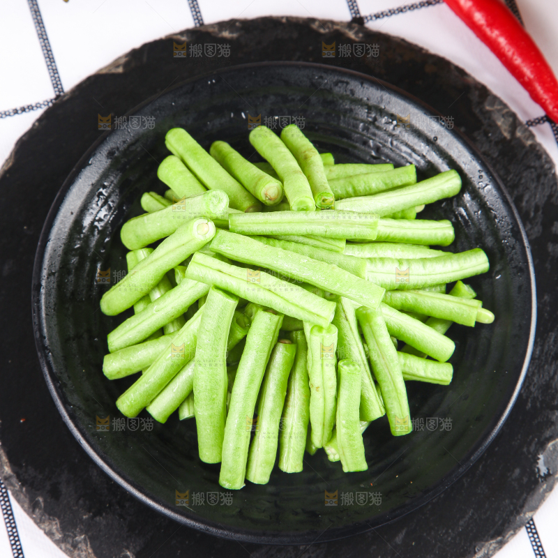 盘子里装着豇豆角