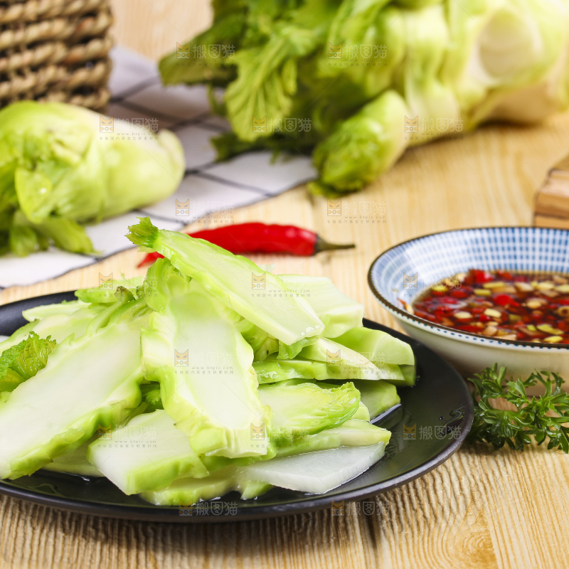 木板上放着一盘拌芥菜疙瘩