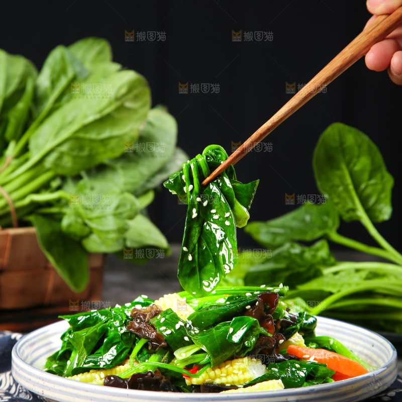 盘子里装着炒菠菜