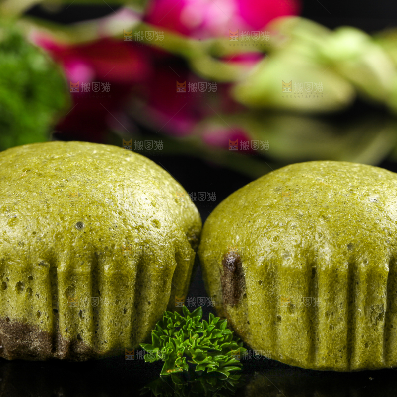 石板上放着抹茶巧克力马拉糕