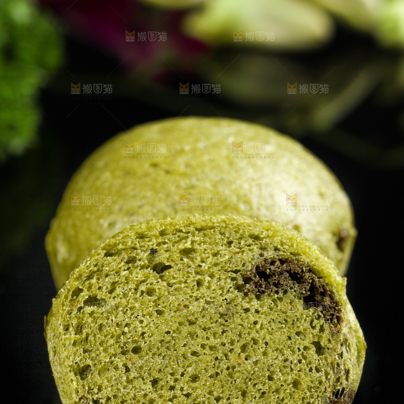 石板上放着抹茶巧克力马拉糕