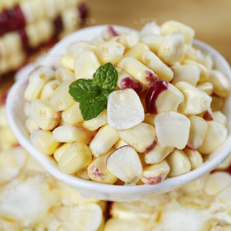 木底上放着一碟花糯玉米粒