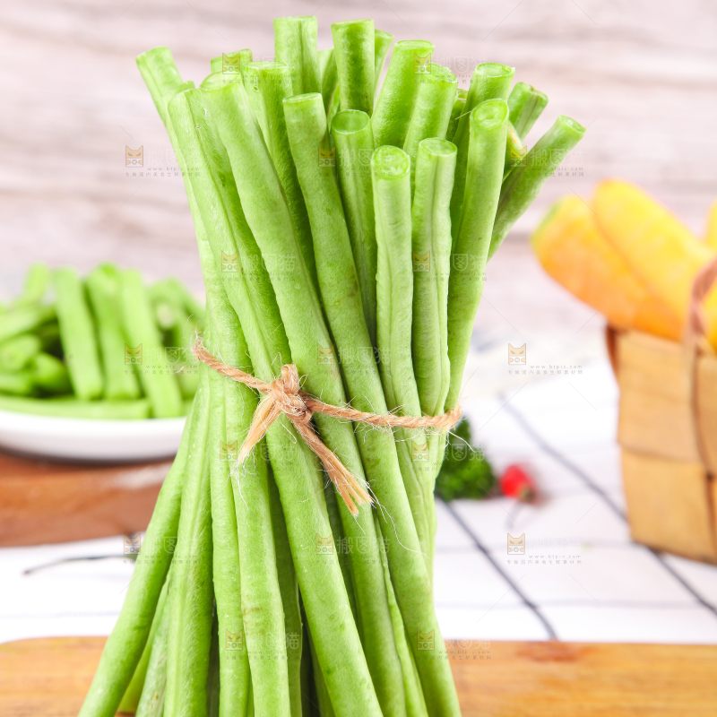 盘子里装着豇豆角