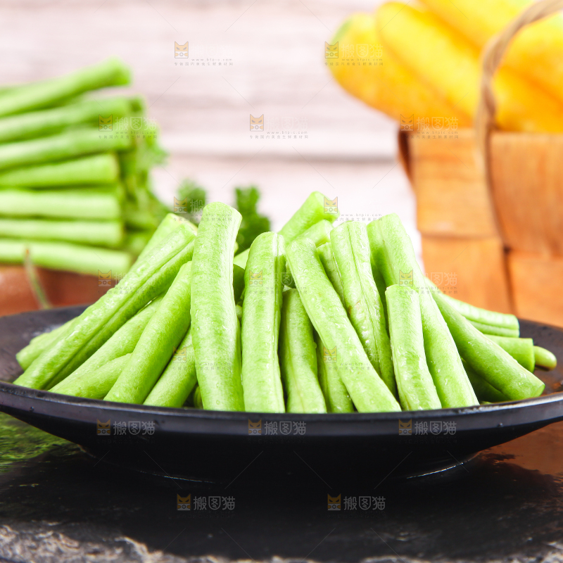 盘子里装着豇豆角