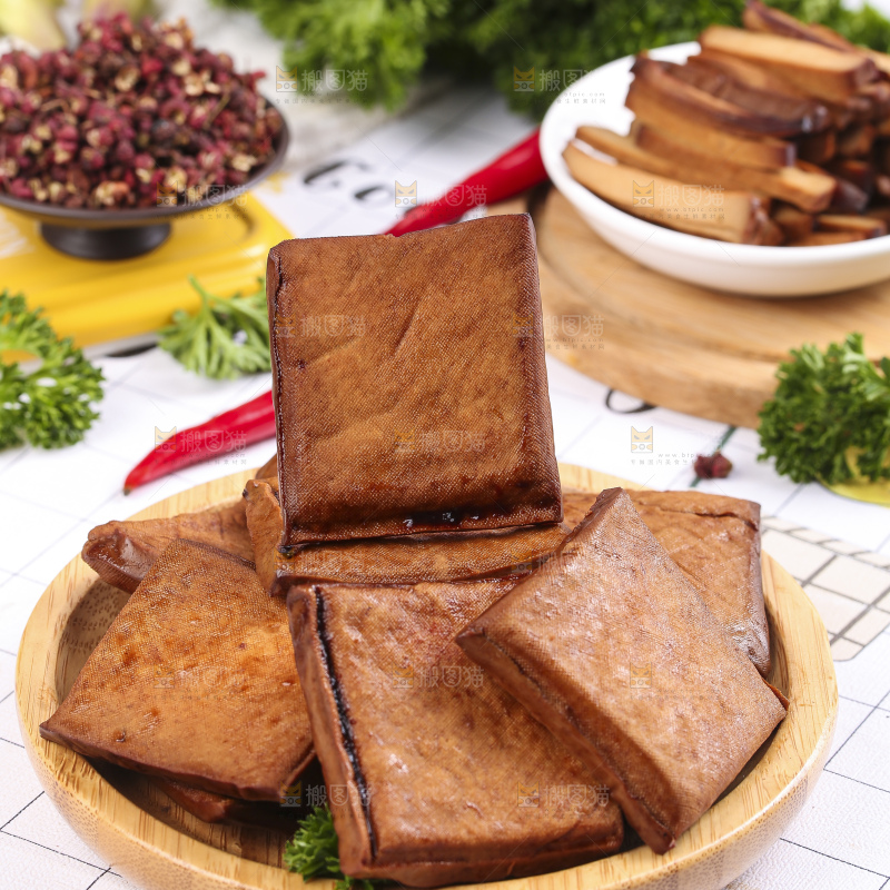 木板上放着豆干