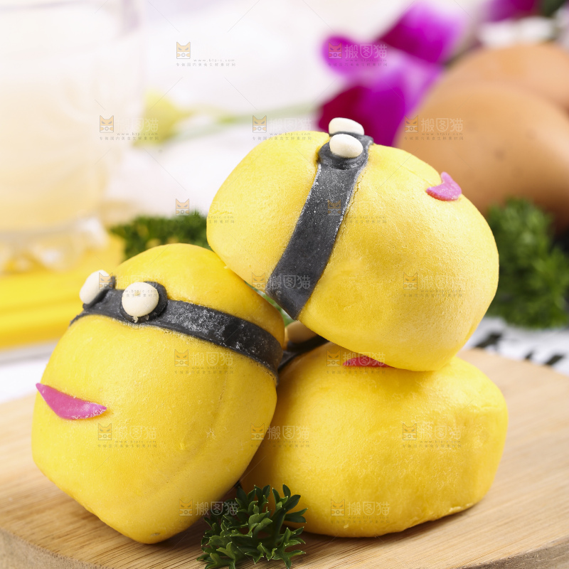 木板上放着卡通小黄人包