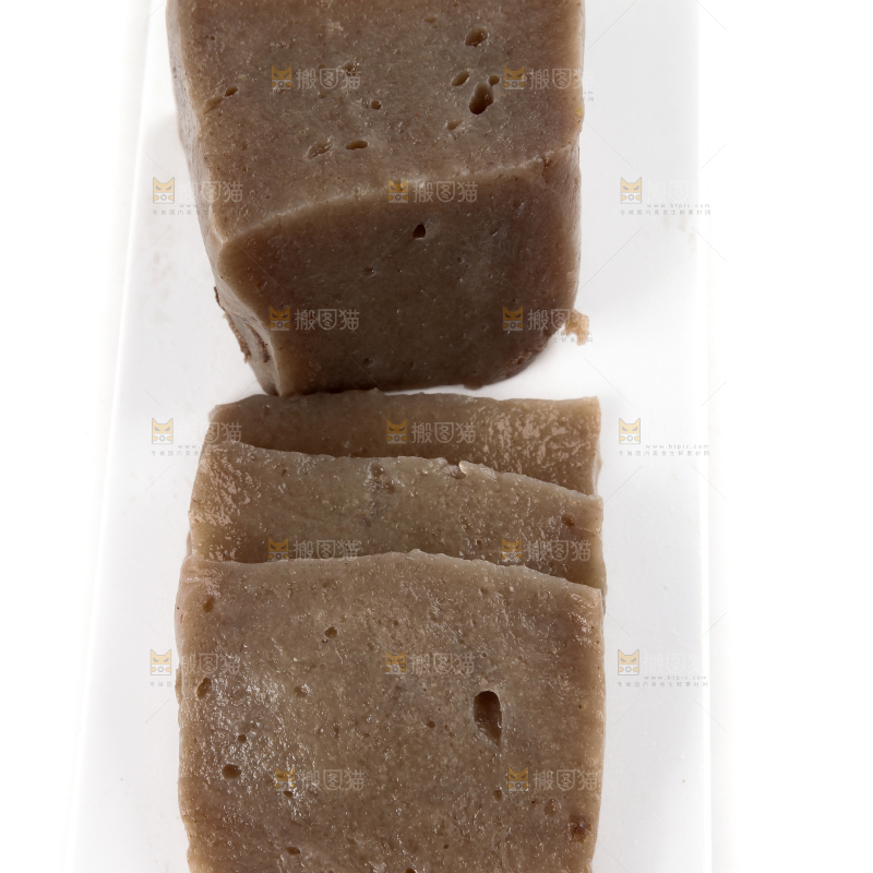白底上放着一盘魔芋豆腐
