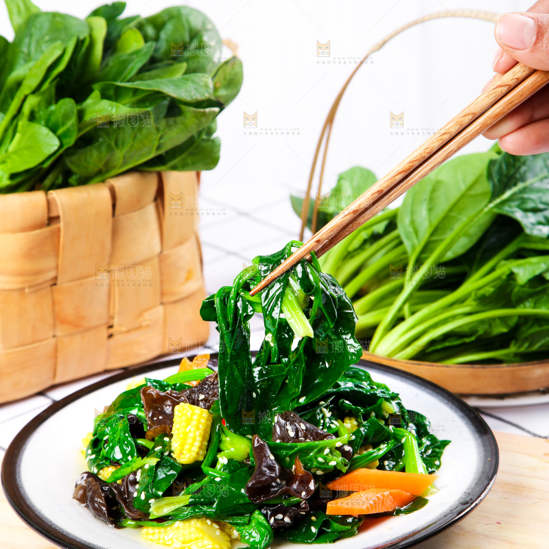 盘子里装着炒菠菜